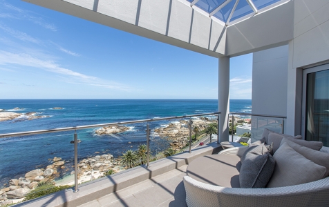 On top of the world! The upper level patio is a sumptuous retreat where you can marvel at the wonders of nature’s splendour in comfort.