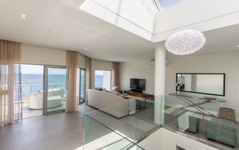 A world of luxury welcomes you when you swing open the doors to the entrance lobby and formal lounge at 62 Camps Bay Drive.