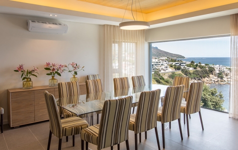 Make every meal memorable with nature’s breathtaking beauty as the backdrop. The dining room seats 12 comfortably.