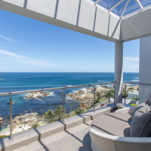 On top of the world! The entrance level patio on the upper level of 62 Camps Bay is a sumptuous retreat where you can marvel at the wonders of nature’s splendour in comfort. Mountain views to your left will enthrall you, and you will never tire of the expanse of blue ahead.