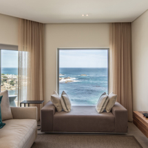 Entertaining? Make use of the formal lounge of the entrance level to wow your guests or wile away your time in peace in this serene environment.